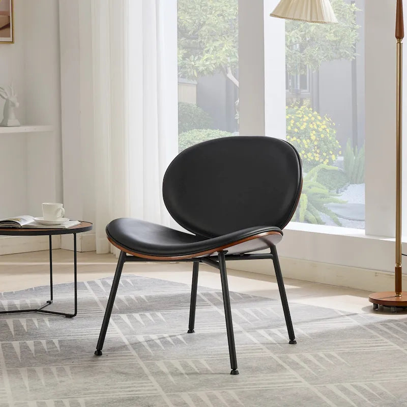 Sedia Shell, sedia singola con schienale laterale, poltrona a tre gambe in pelle nera con finitura color noce