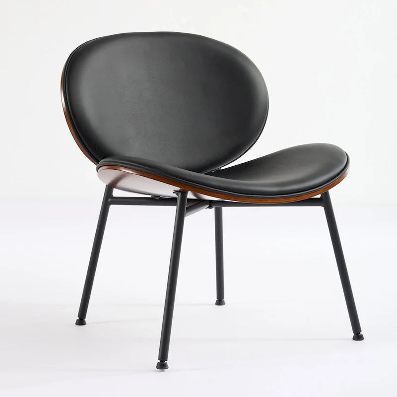 Sedia Shell, sedia singola con schienale laterale, poltrona a tre gambe in pelle nera con finitura color noce